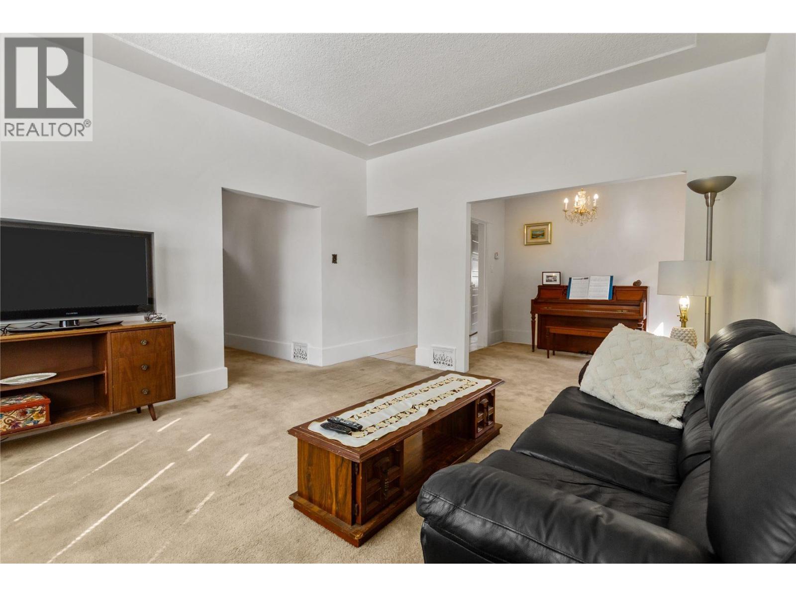 2461 DUNDAS Street, Vancouver, British Columbia, V5K1P5, Vancouver, British Columbia — photo 4 of 5