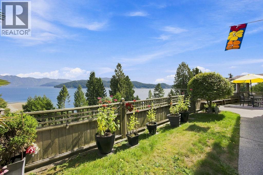 491 WOODLAND Avenue, Gibsons, British Columbia, V0N1V1, Gibsons, British Columbia — photo 2 of 5