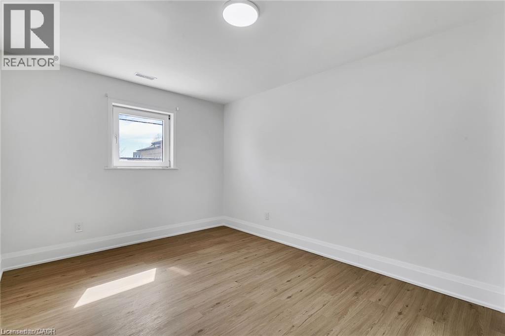581 Lancaster Street West — photo 12