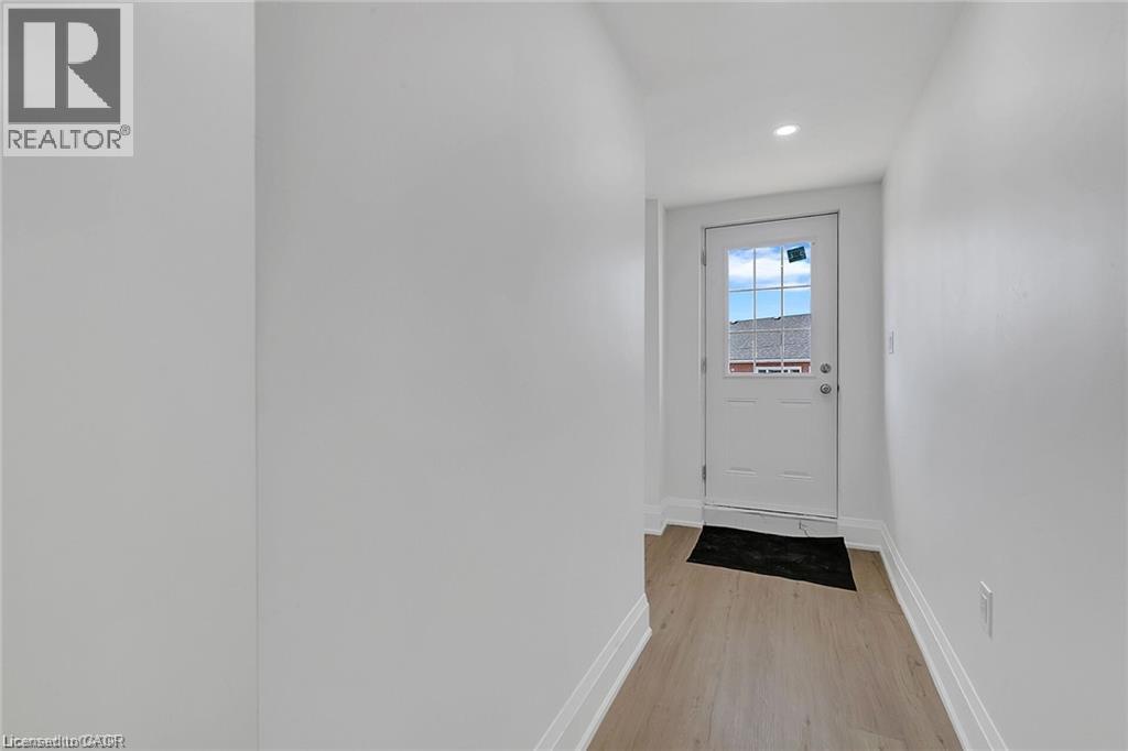 581 Lancaster Street West — photo 13
