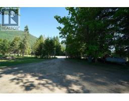 Primary Bedroom - 1062 Scamp Road, Castlegar, BC V1N4R3 Photo 10