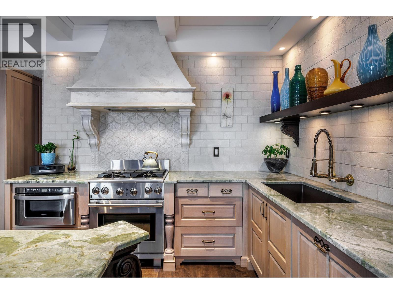 1128 Sunset Drive Unit# 1702, Kelowna