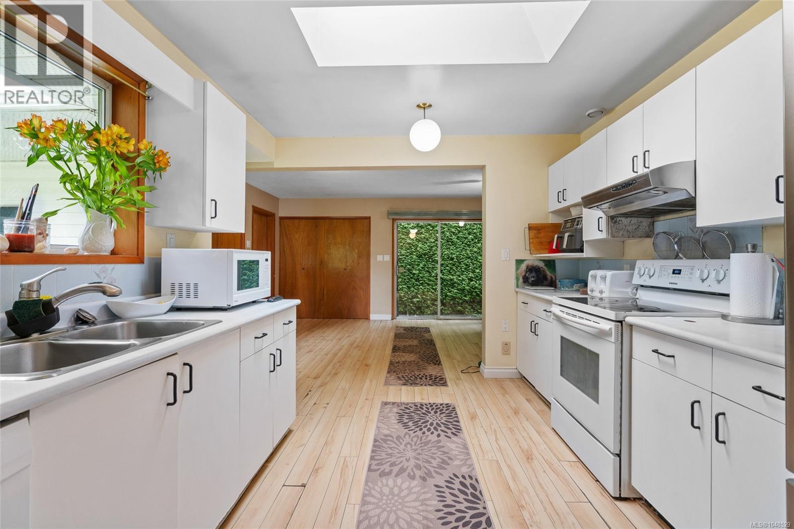 2 1215 Stelly's Cross Rd, Central Saanich