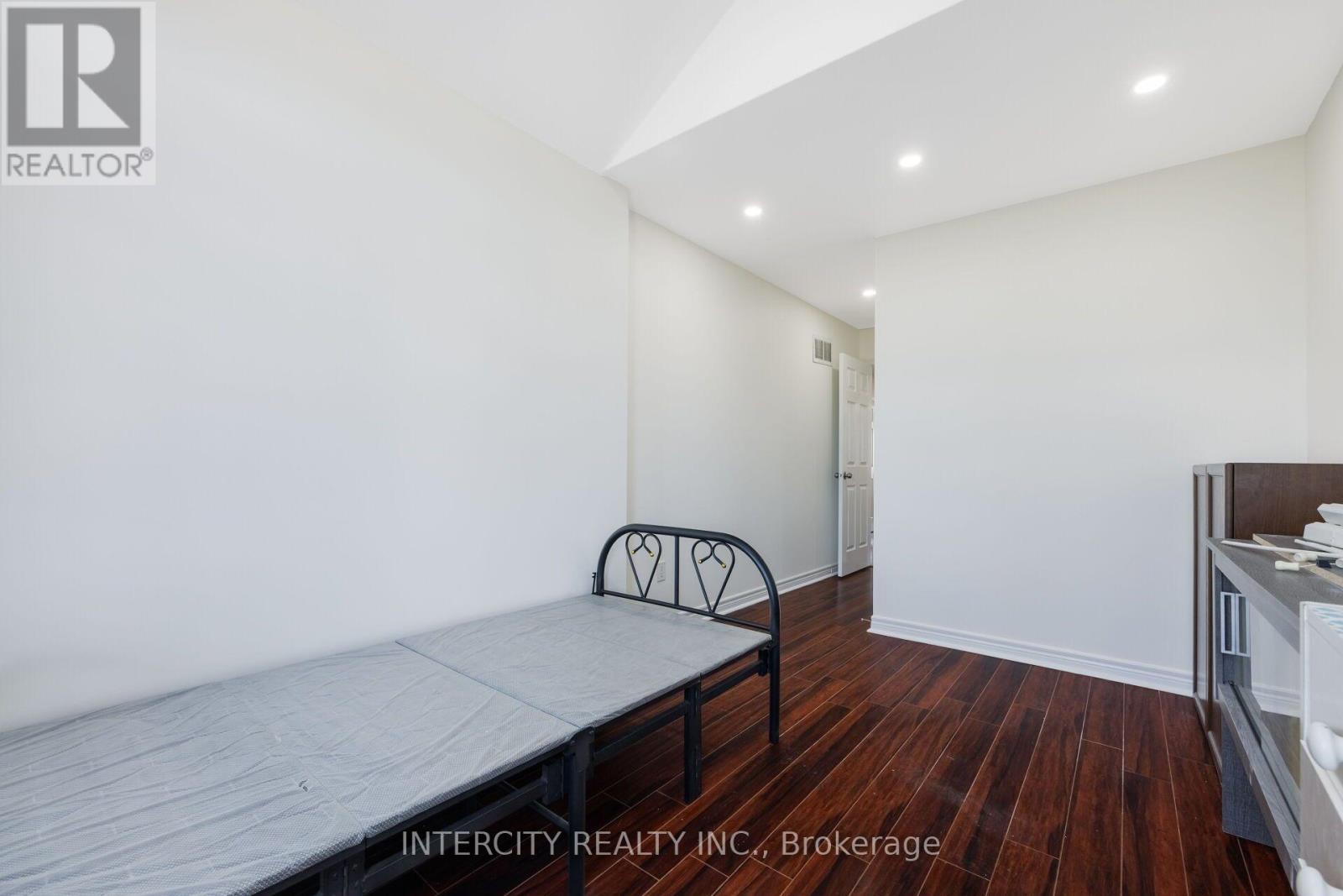 50 ROYAL VISTA ROAD - 35
