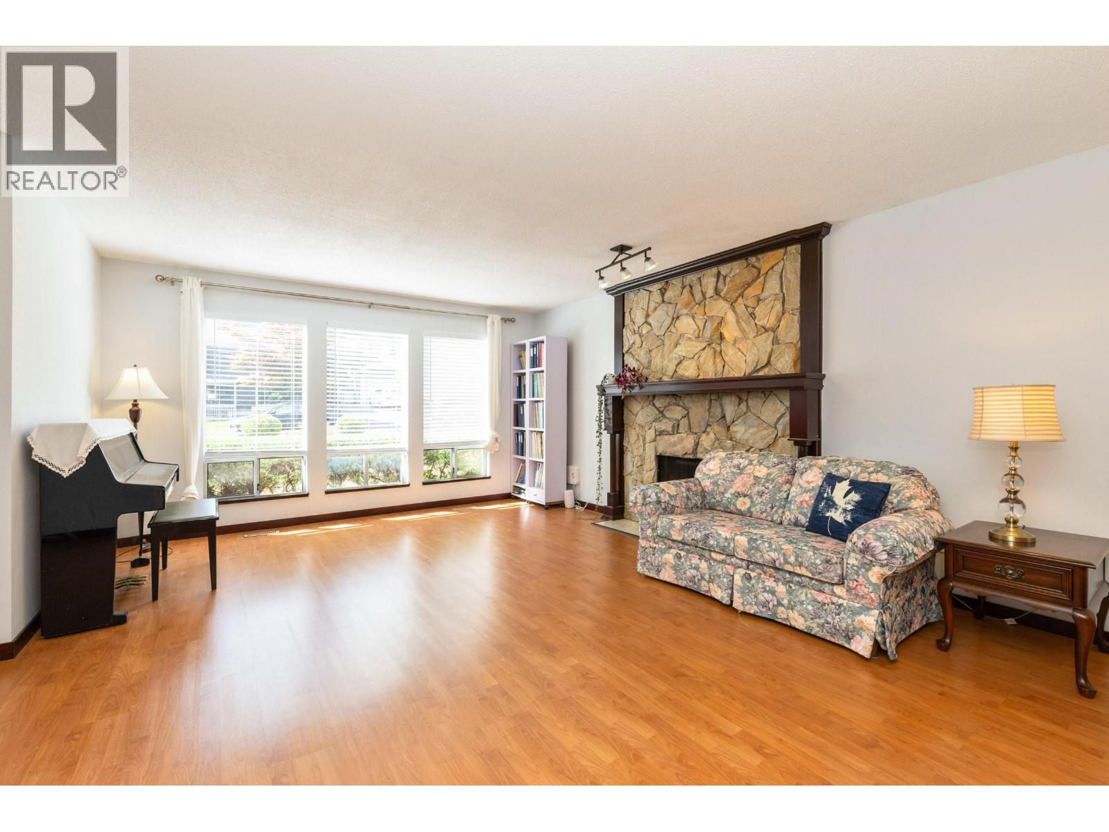 22687 KENDRICK Loop, Maple Ridge, British Columbia, V2X8Y9, Maple Ridge, British Columbia — photo 2 of 5