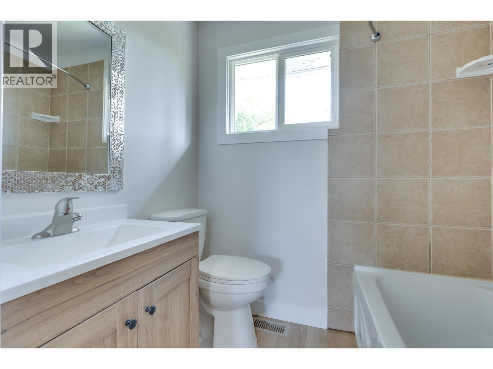Photo 16 of 31 — 4206-4210 1ST AVENUE · Prince George, BC