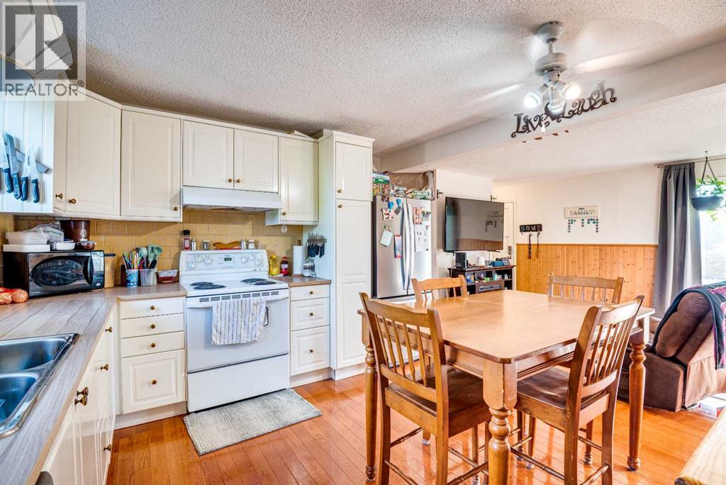Listing photo – 418 School Road, Trochu