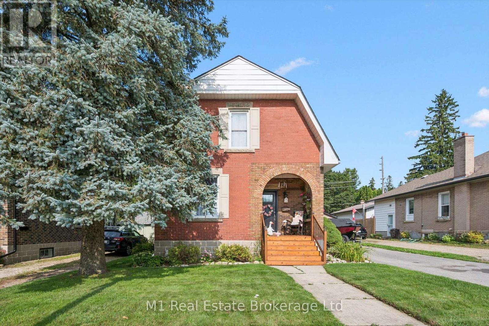 691 St Andrew Street West, Centre Wellington (Fergus), Ontario, N1M1P7, Centre Wellington (Fergus), Ontario — photo 2 of 5