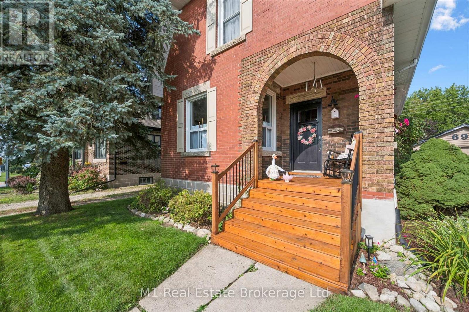 691 St Andrew Street West, Centre Wellington (Fergus), Ontario, N1M1P7, Centre Wellington (Fergus), Ontario — photo 3 of 5