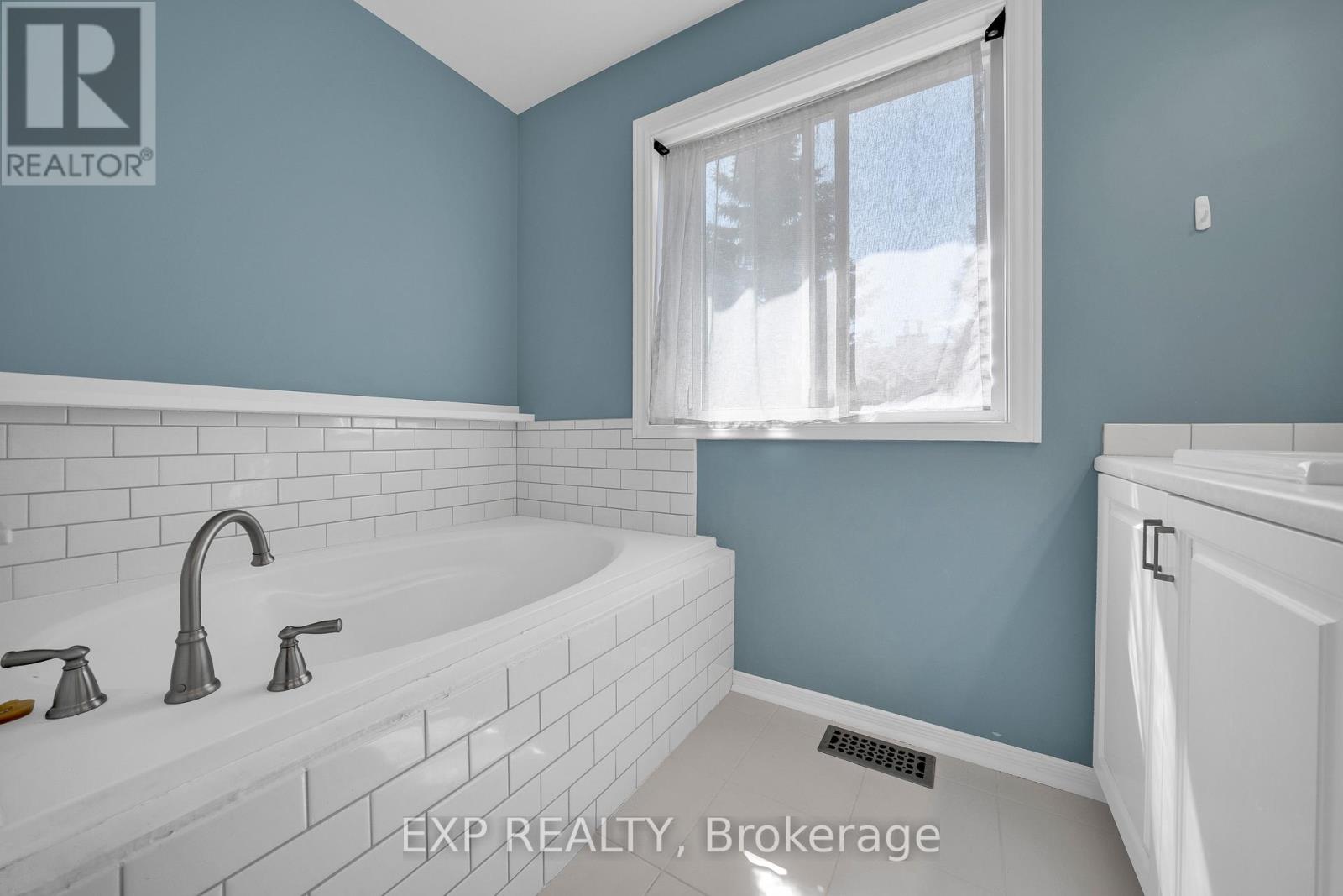 3 Bed, 3 Bath House for Sale in Ottawa – 34 STONEBRIAR DRIVE, Ottawa – MLS# X13739408 - Image 23