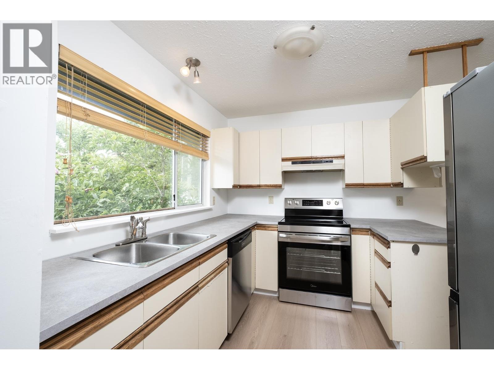 1214 CAROLE Place, Gibsons, British Columbia, V0N1V4, Gibsons, British Columbia — photo 4 of 5