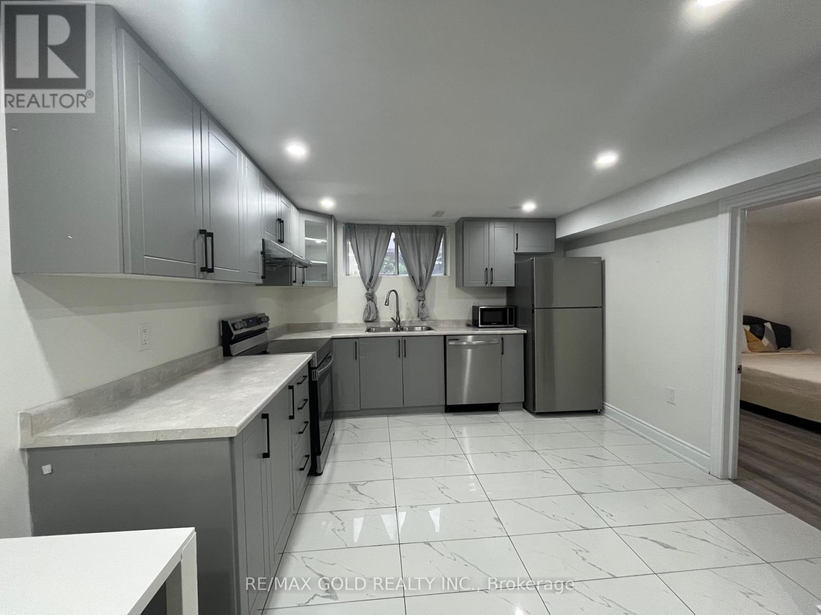 30 Moynes Avenue, Toronto (Stonegate-Queensway), Ontario, M8Y3B8, Toronto (Stonegate-Queensway), Ontario — photo 2 of 5