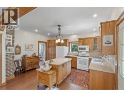 Living room - 219 St Paul Street W, Kamloops, BC V2C1G2 Photo 12