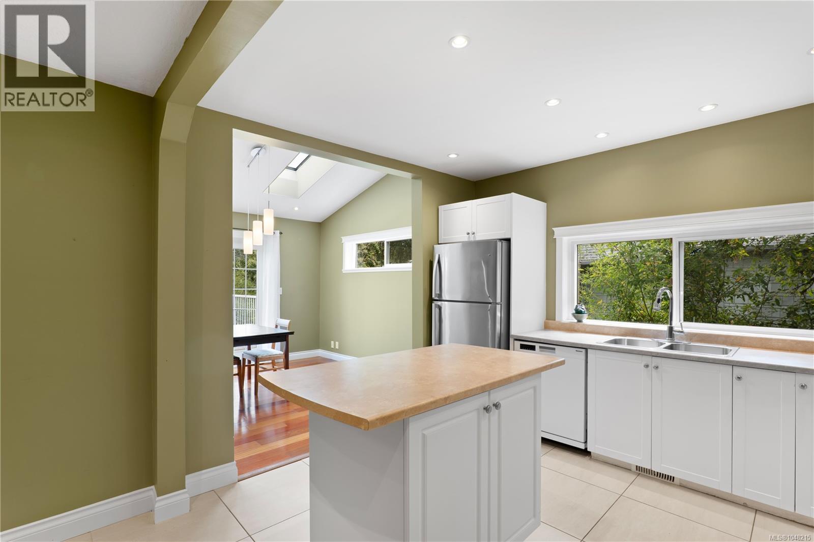  870 Brett Avenue, Saanich