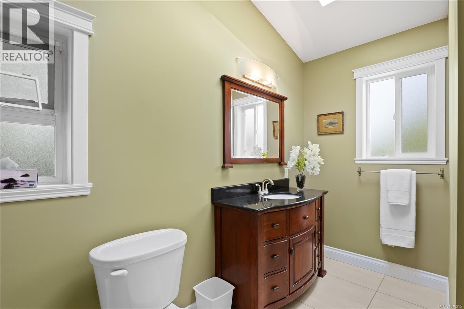  870 Brett Avenue, Saanich