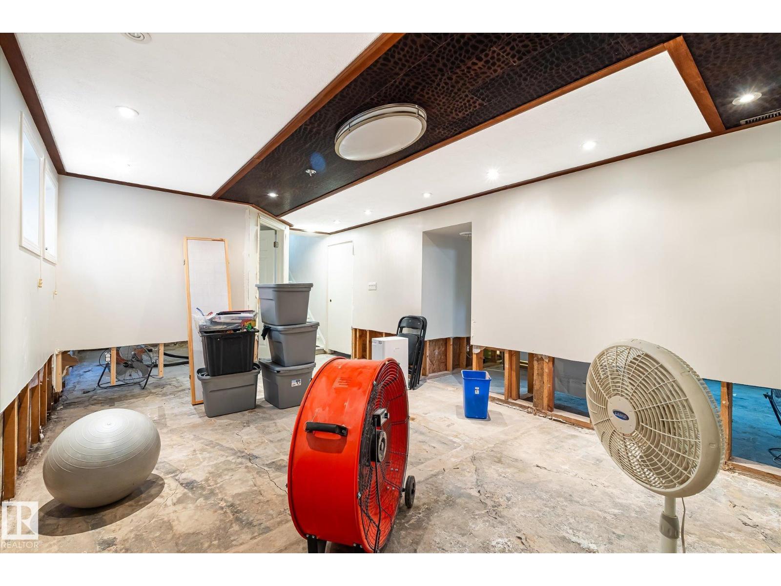 10943 72 AV NW - 28