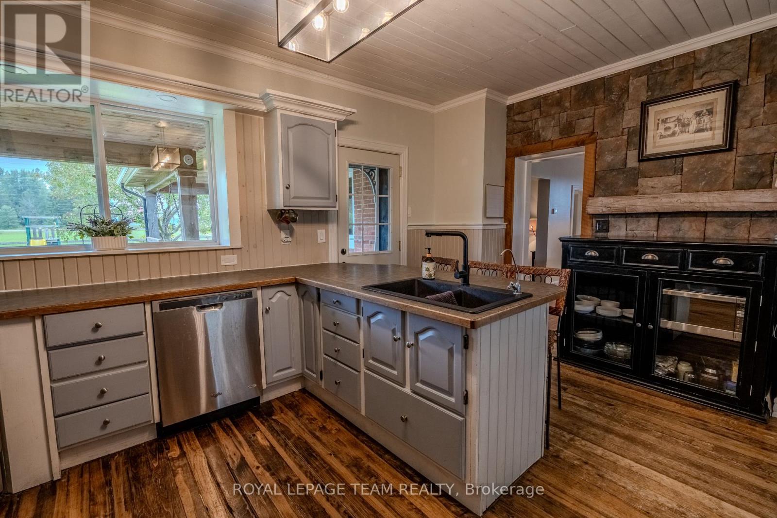 3570 DUNROBIN ROAD - 10