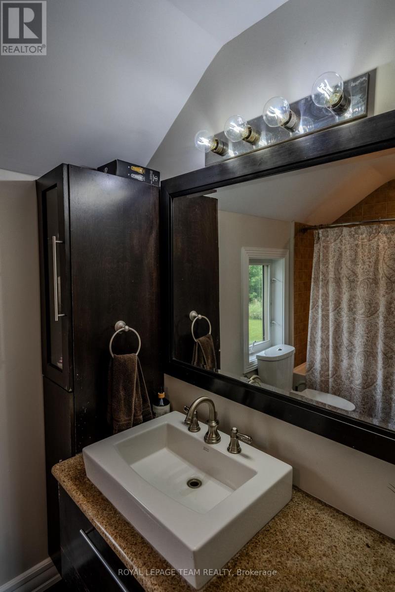 3 Bed, 2 Bath House for Sale in Ottawa – 3570 DUNROBIN ROAD, Ottawa – MLS# X13739612 - Image 14