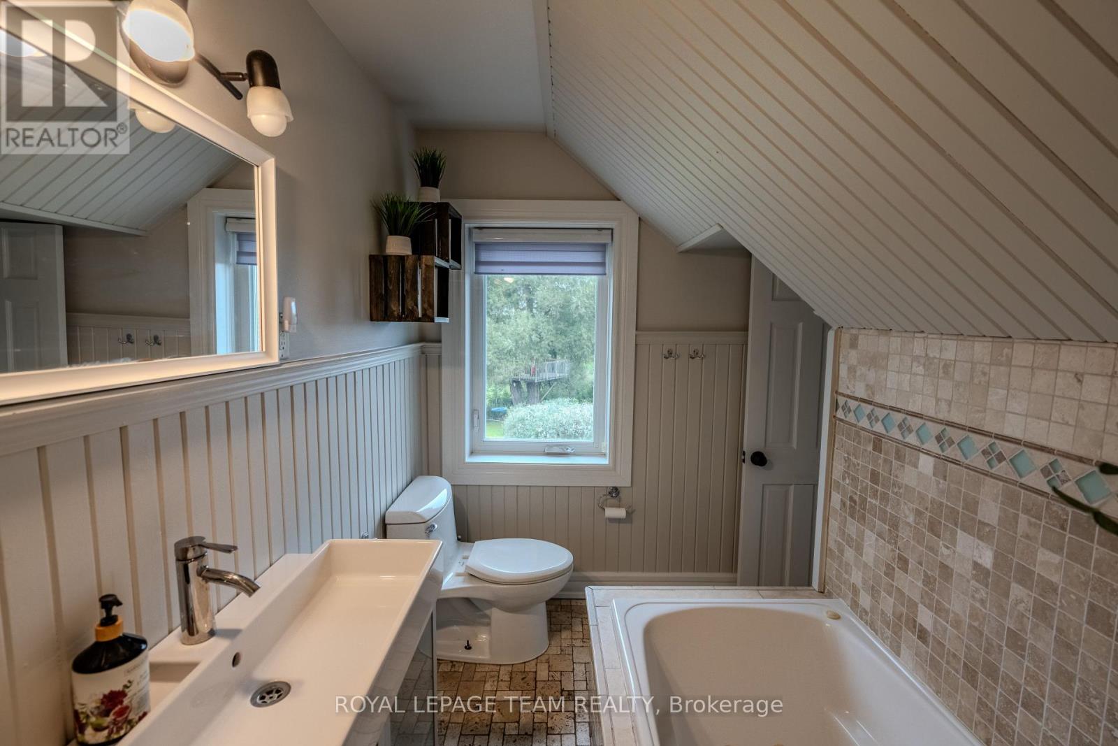 3 Bed, 2 Bath House for Sale in Ottawa – 3570 DUNROBIN ROAD, Ottawa – MLS# X13739612 - Image 22