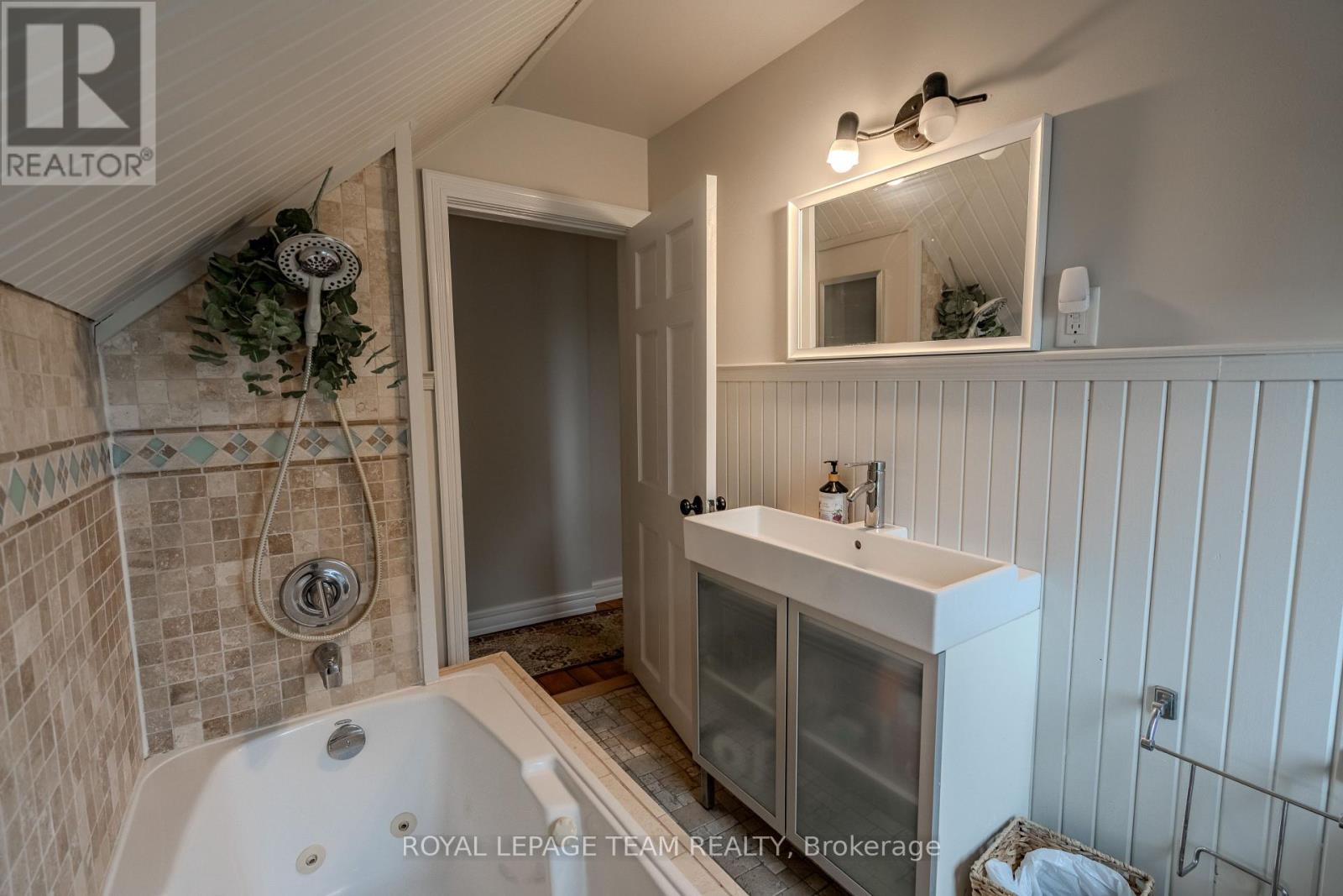 3 Bed, 2 Bath House for Sale in Ottawa – 3570 DUNROBIN ROAD, Ottawa – MLS# X13739612 - Image 23