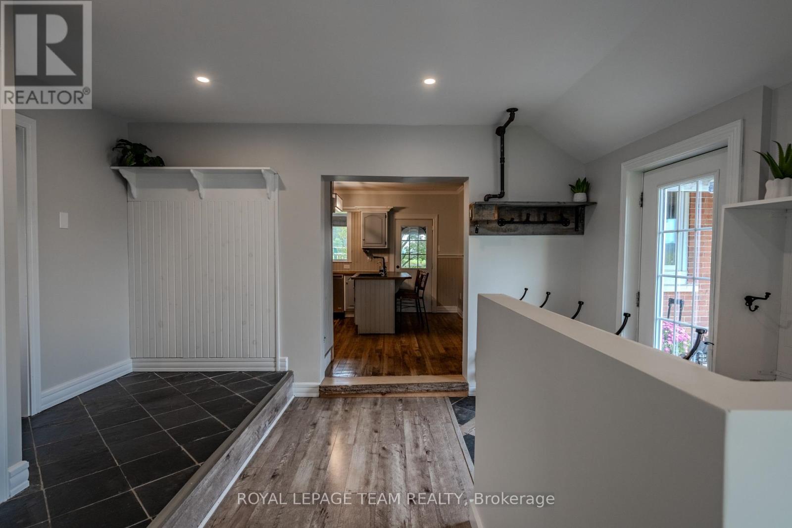 3570 DUNROBIN ROAD - 8