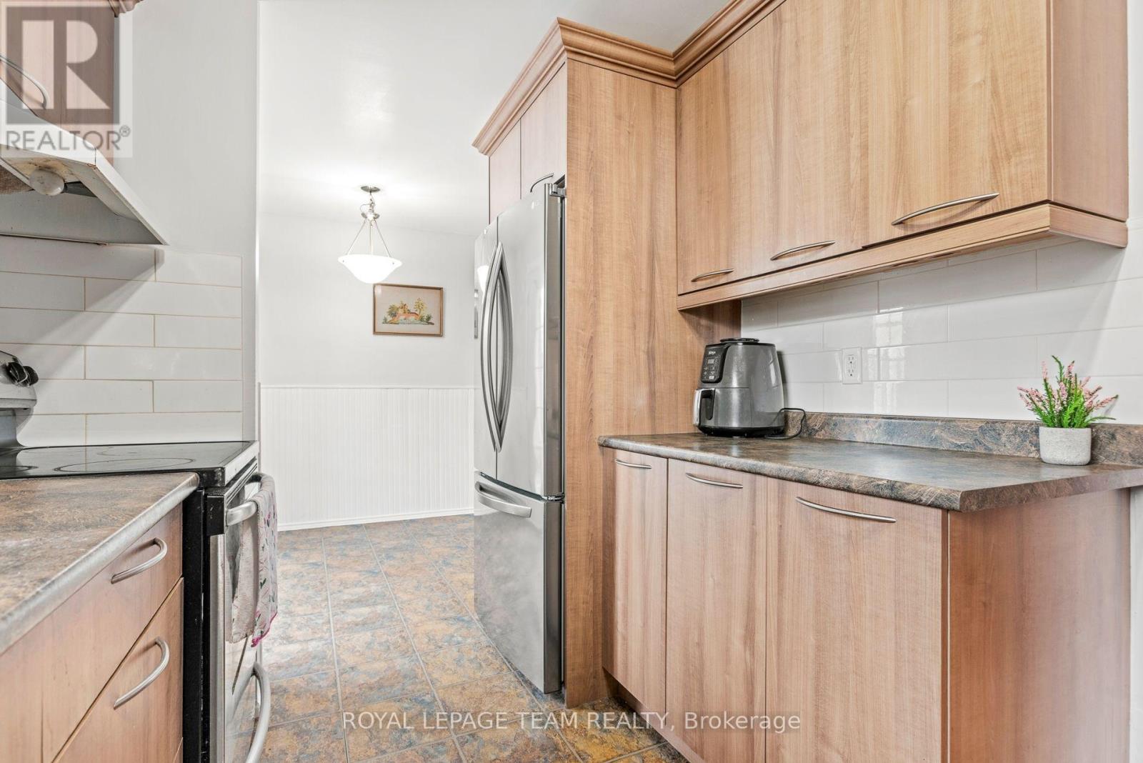 3 Bed, 2 Bath House for Sale in Ottawa – 9 – 455 KINTYRE PRIVATE, Ottawa – MLS# X13739632 - Image 10