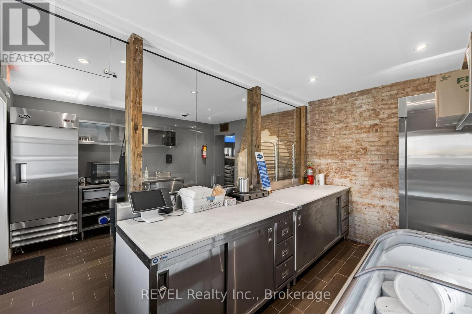 111 Niagara Boulevard — photo 24