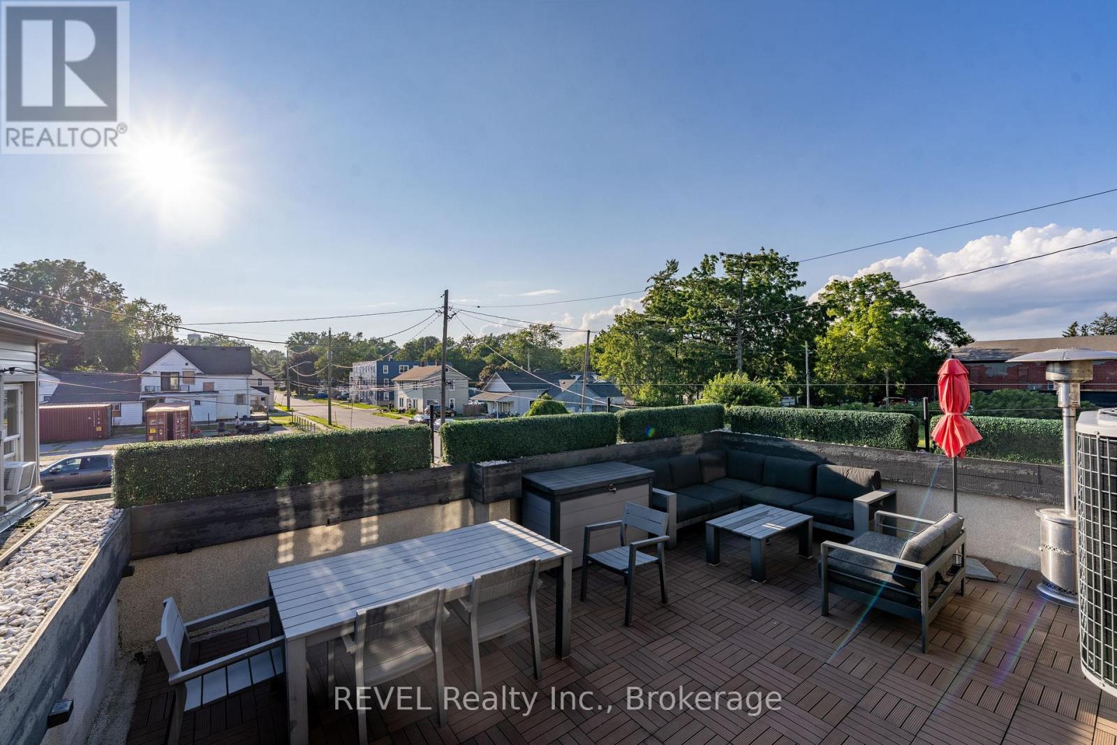 111 Niagara Boulevard — photo 36