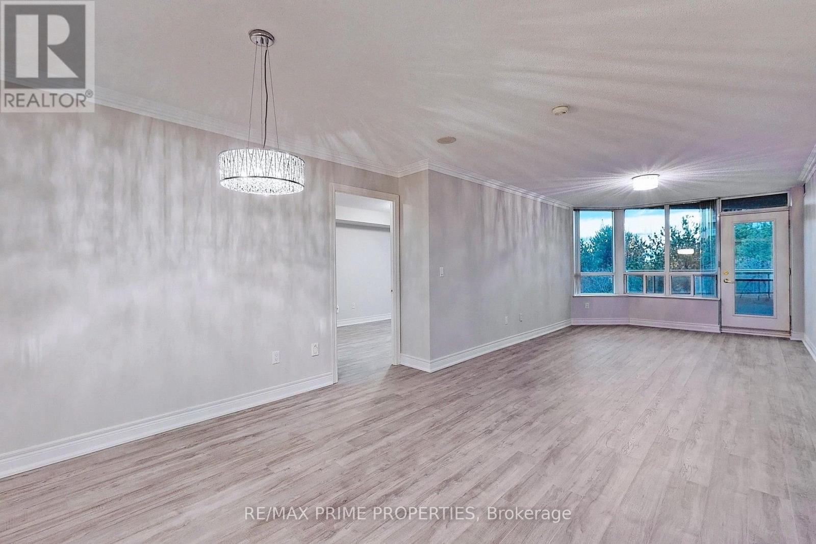 #310 89 SKYMARK DRIVE - Image 10
