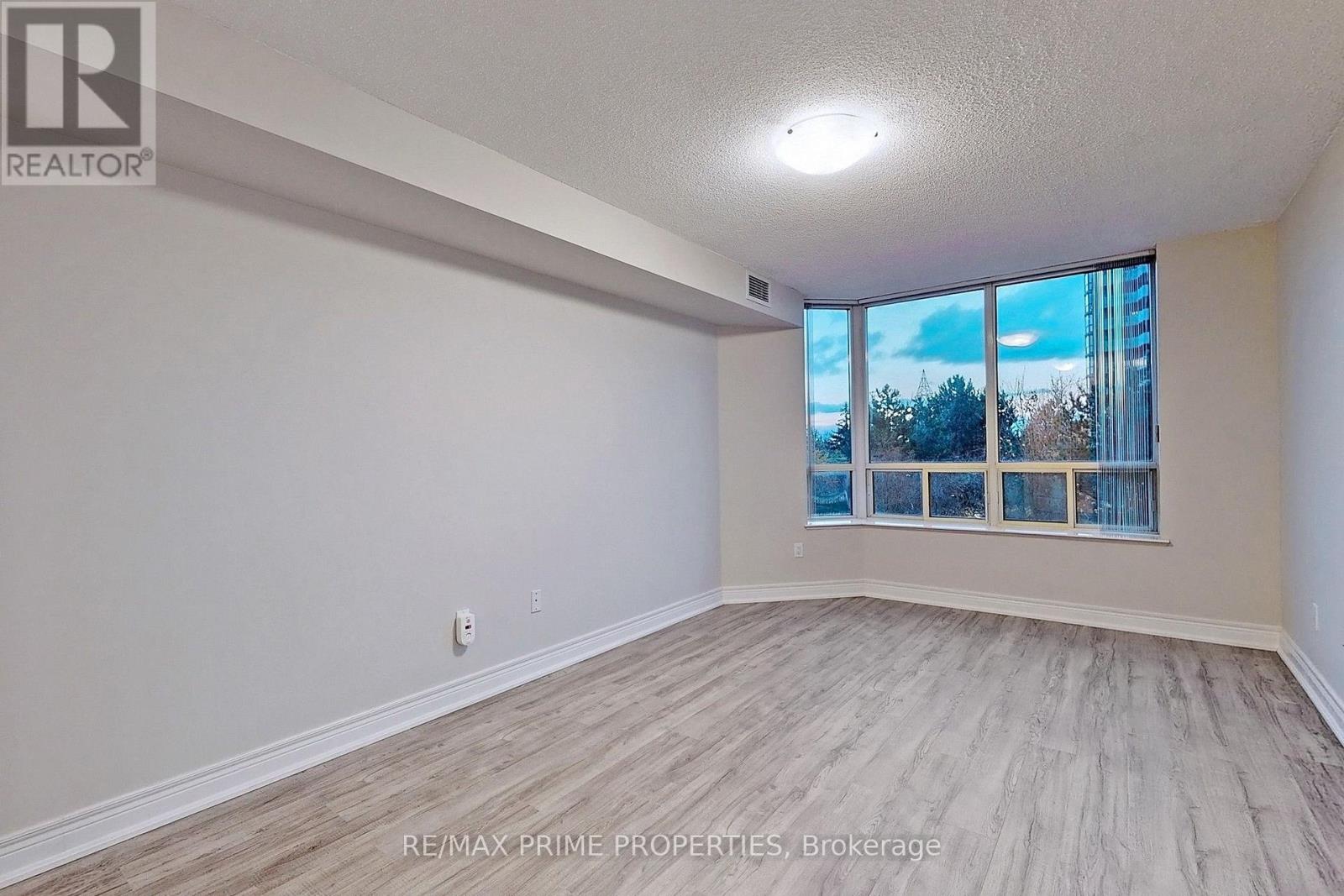 #310 89 SKYMARK DRIVE - Image 15