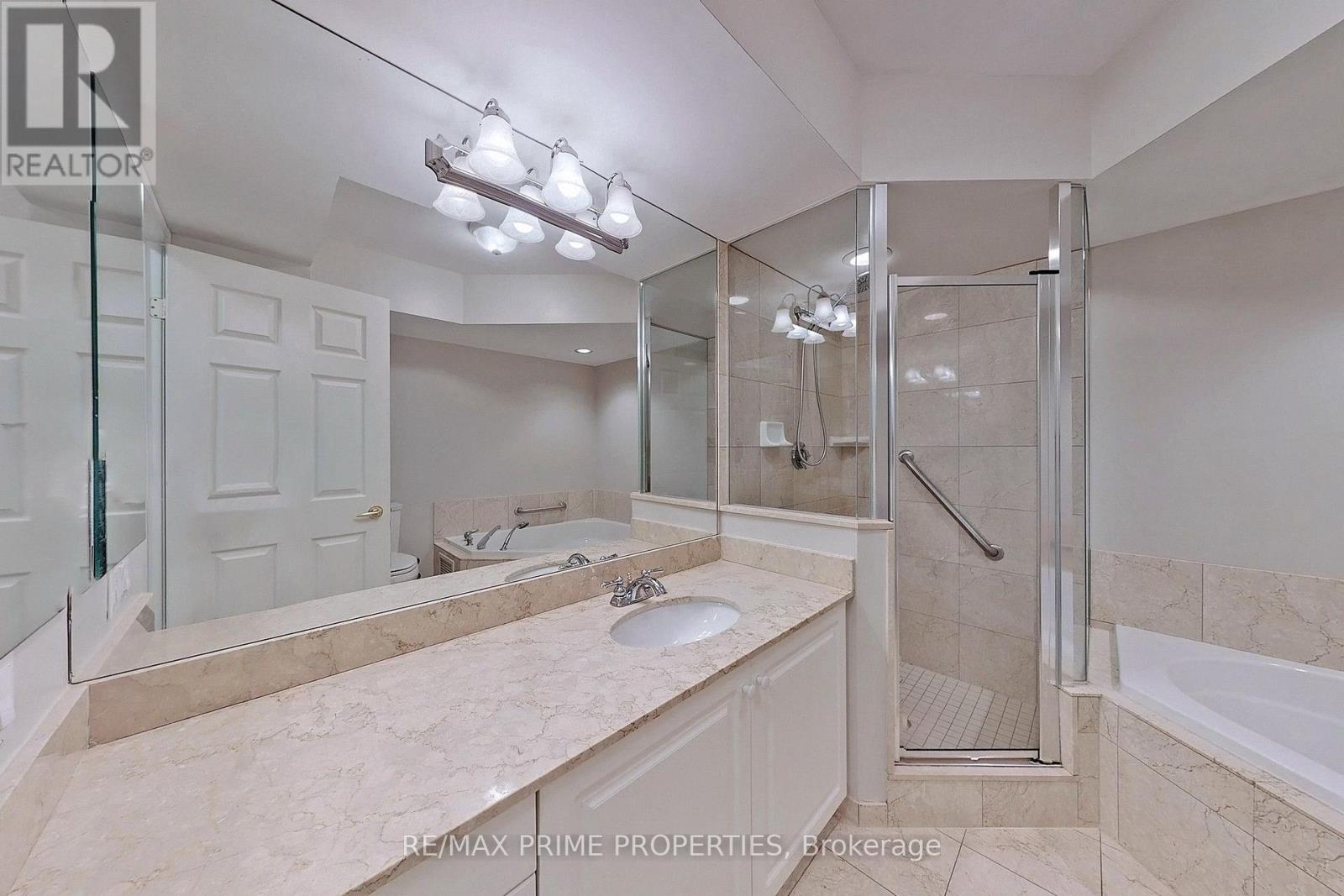 #310 89 SKYMARK DRIVE - Image 19