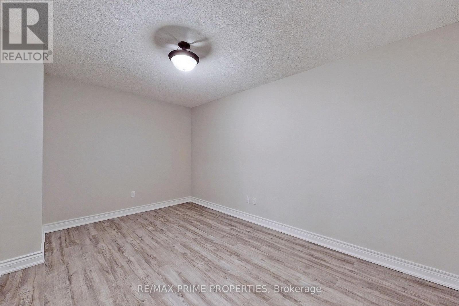 #310 89 SKYMARK DRIVE - Image 23