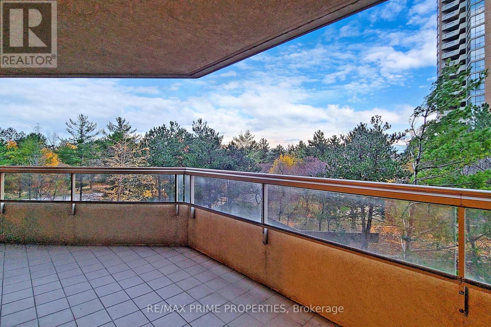 #310 89 SKYMARK DRIVE - Image 27