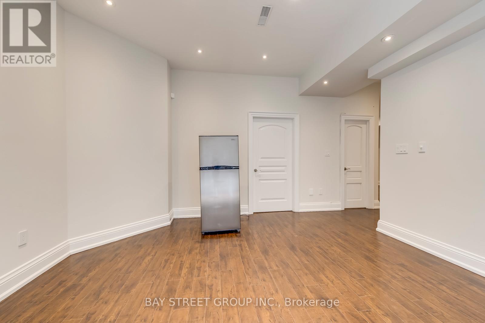 39 FOXWARREN DRIVE - 35