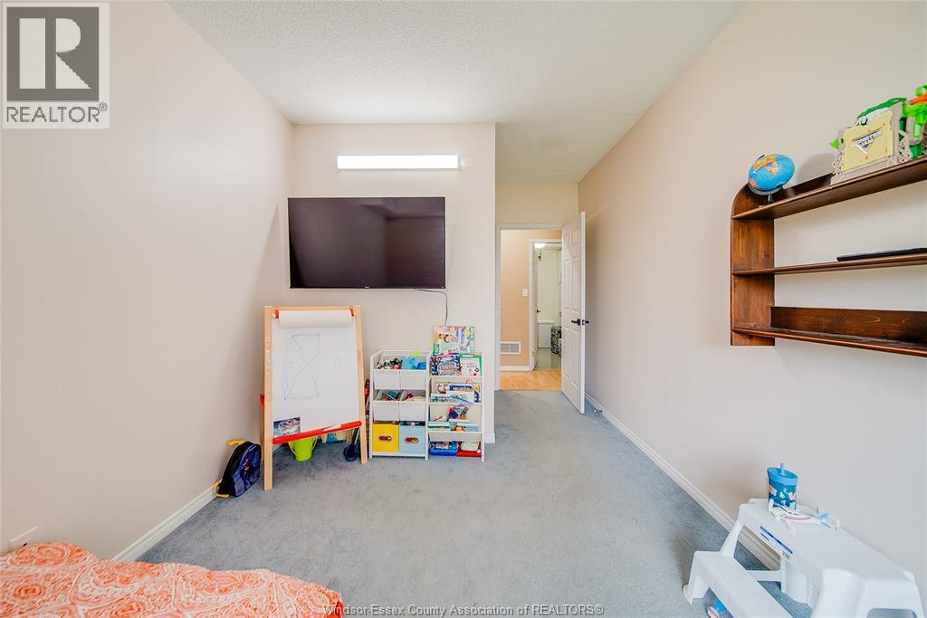 #109 8335 WYANDOTTE STREET East - 27