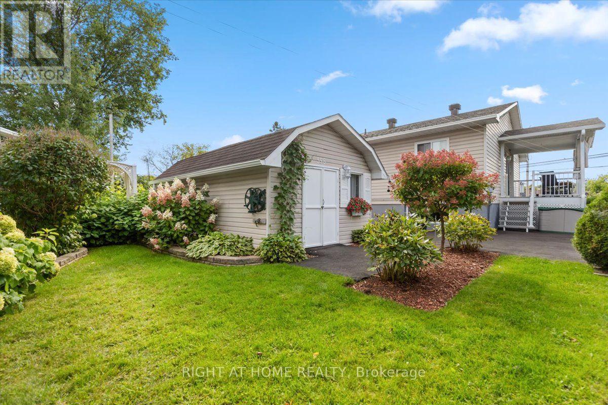 558 LAURIER STREET - 4