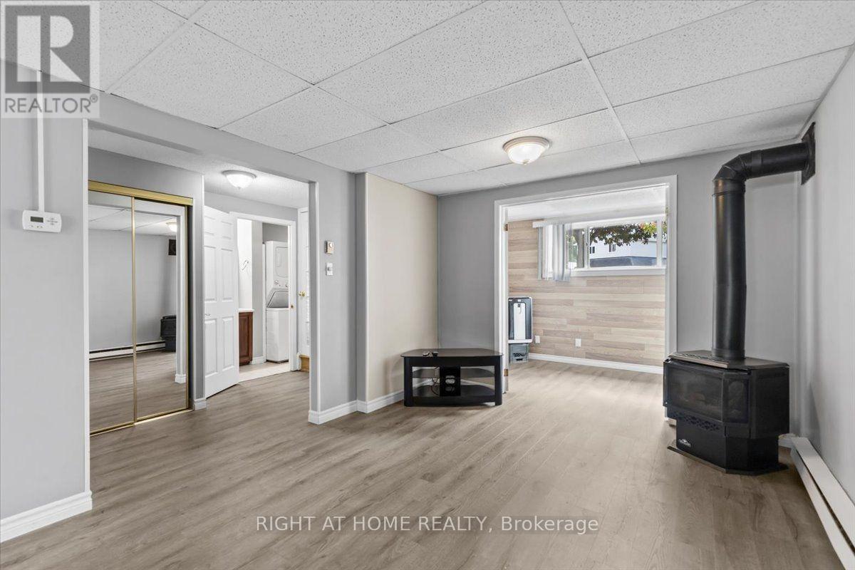 558 LAURIER STREET - Image 26