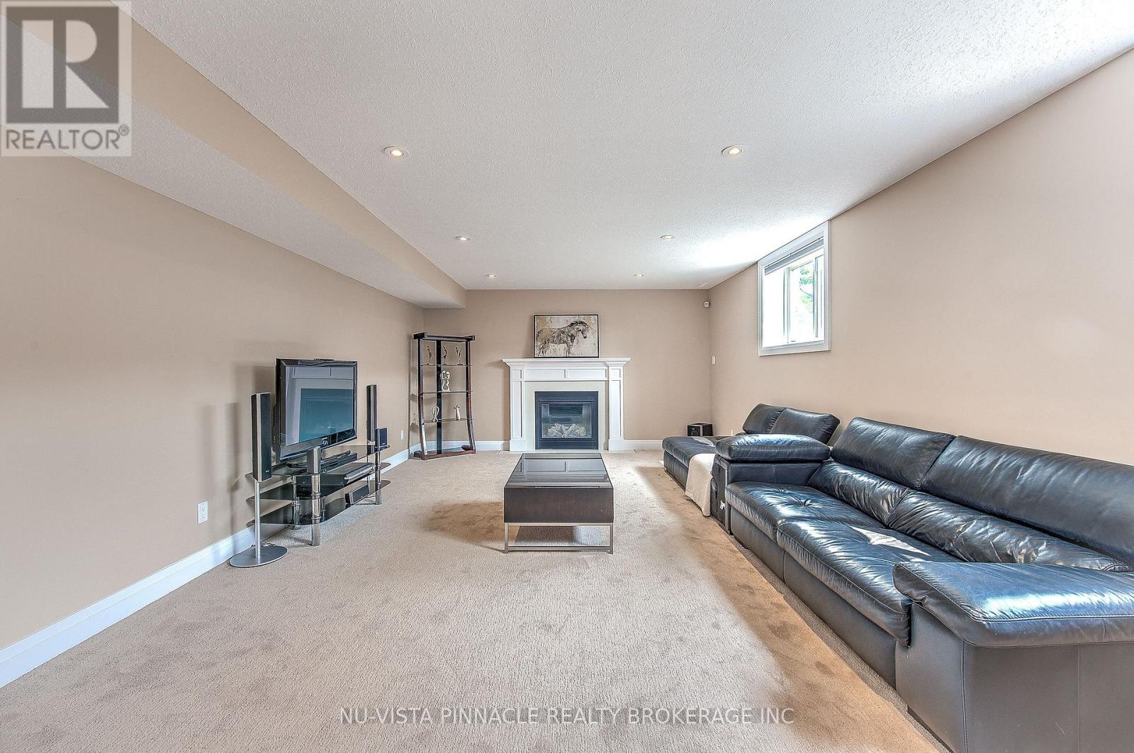738 HICKORYRIDGE COMMON - Image 38