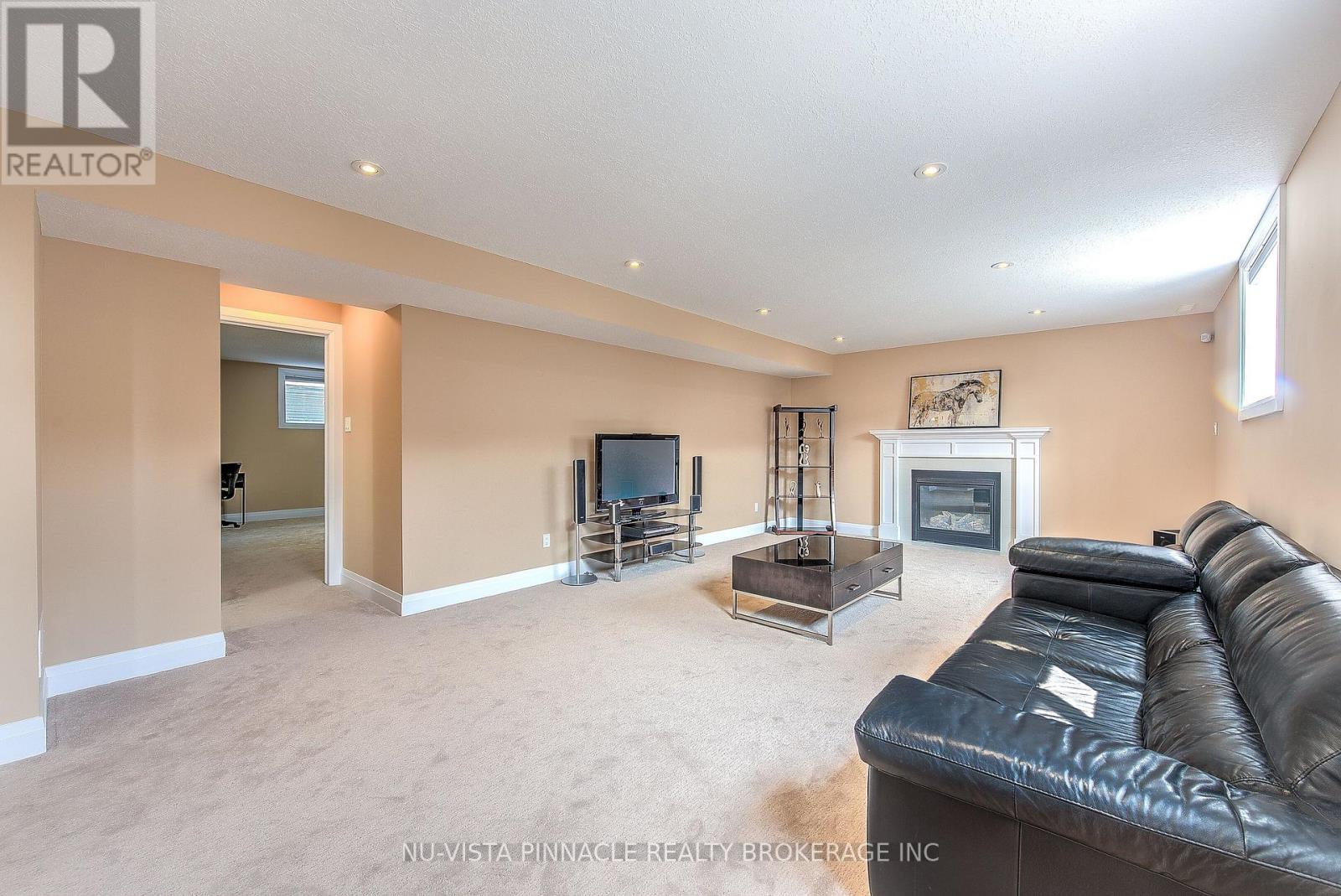 738 HICKORYRIDGE COMMON - Image 39