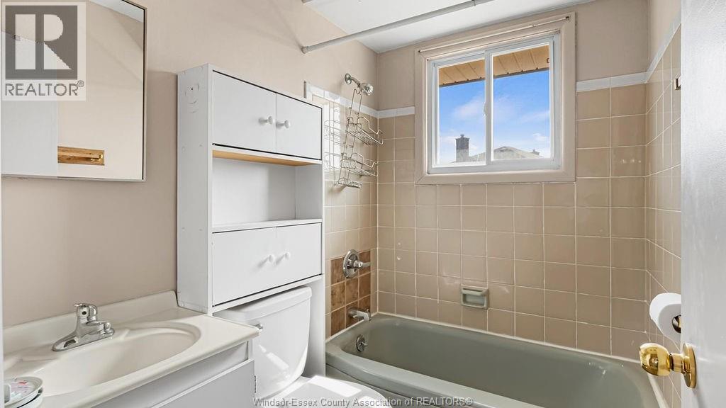 8729 WYANDOTTE, Windsor, Ontario, N8S1V1, Windsor, Ontario — photo 4 of 5