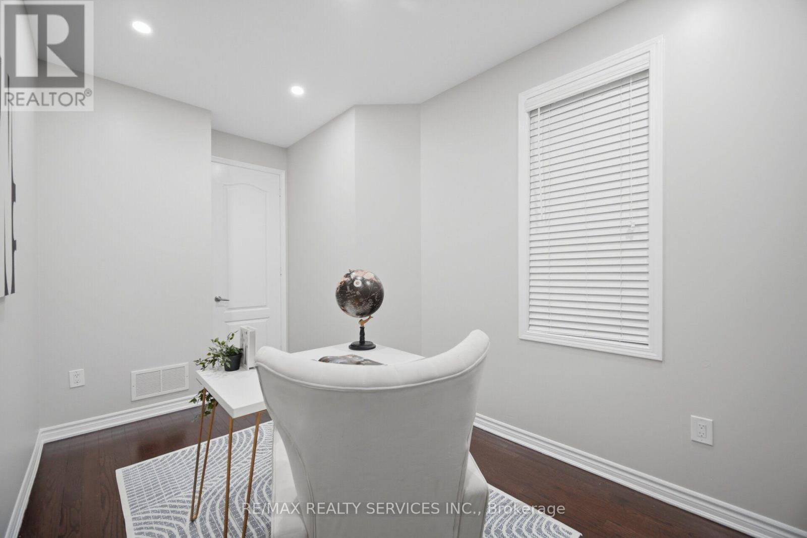 3 FENCHURCH DRIVE - 4