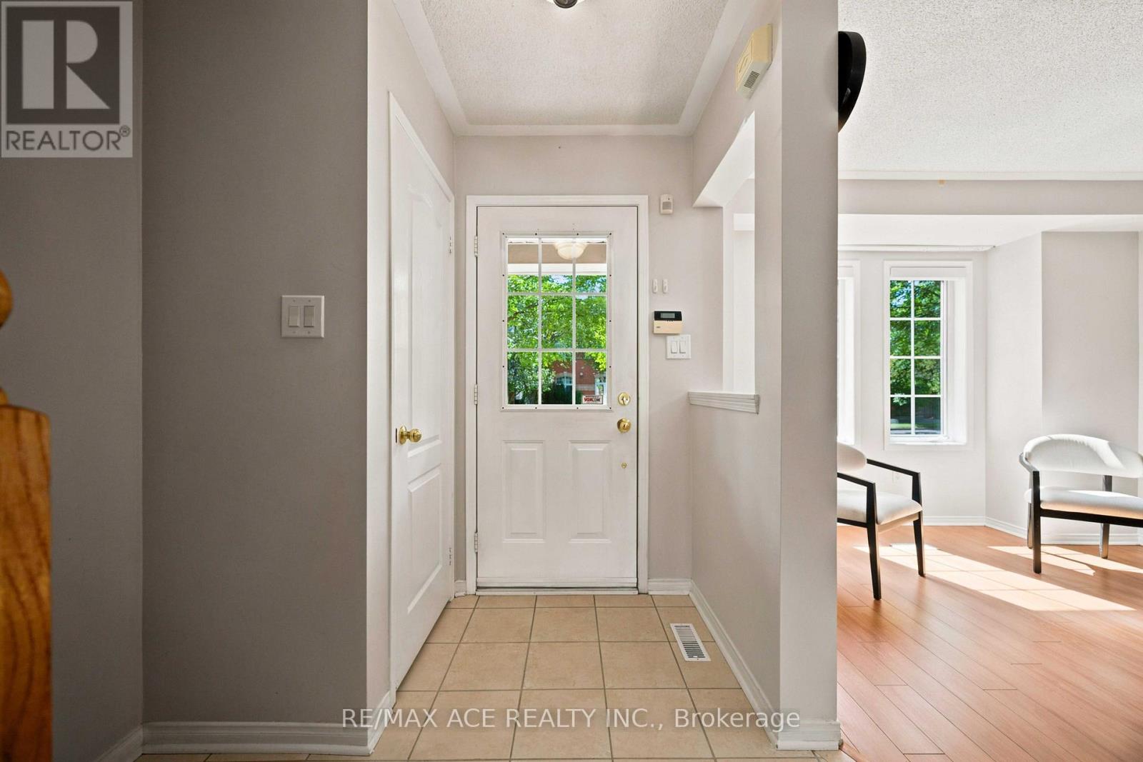 16 White's Hill Avenue, Markham (Cornell), Ontario, L6B1C1, Markham (Cornell), Ontario — photo 4 of 5