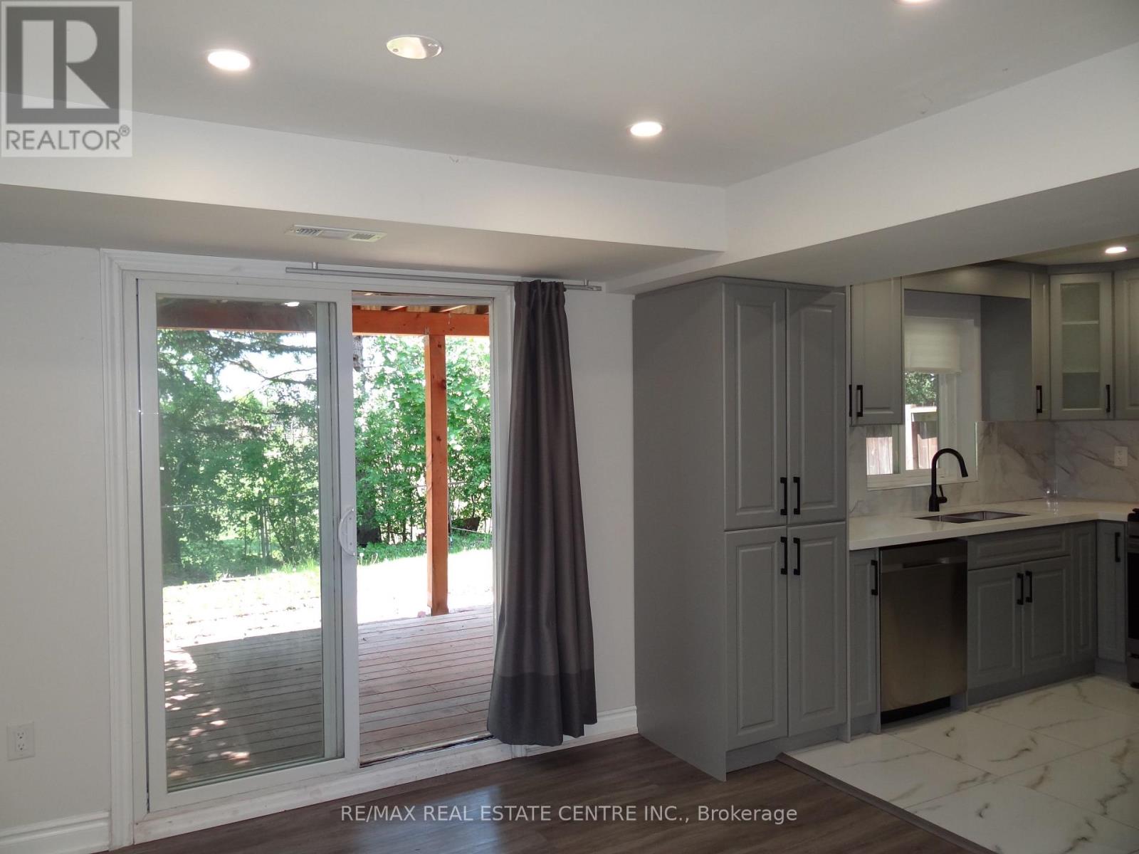 28 RAWLING CRESCENT - 24