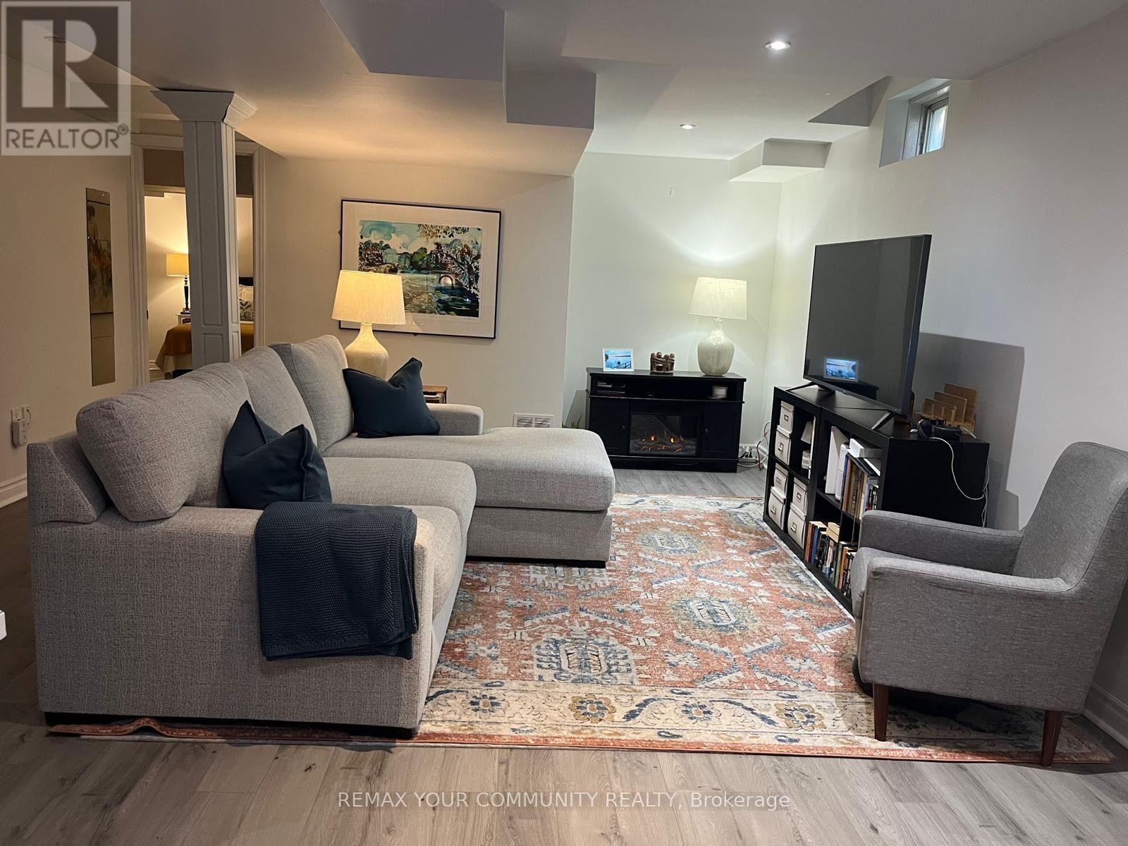 375 Woodfern Way South, Newmarket (Woodland Hill), Ontario, L3X2X7, Newmarket (Woodland Hill), Ontario — photo 1 of 5