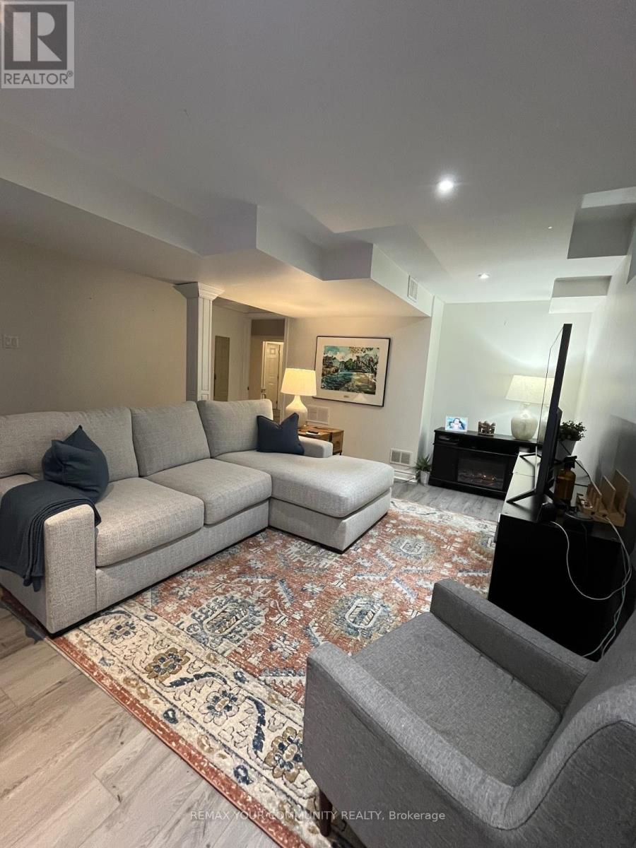 375 Woodfern Way South, Newmarket (Woodland Hill), Ontario, L3X2X7, Newmarket (Woodland Hill), Ontario — photo 2 of 5