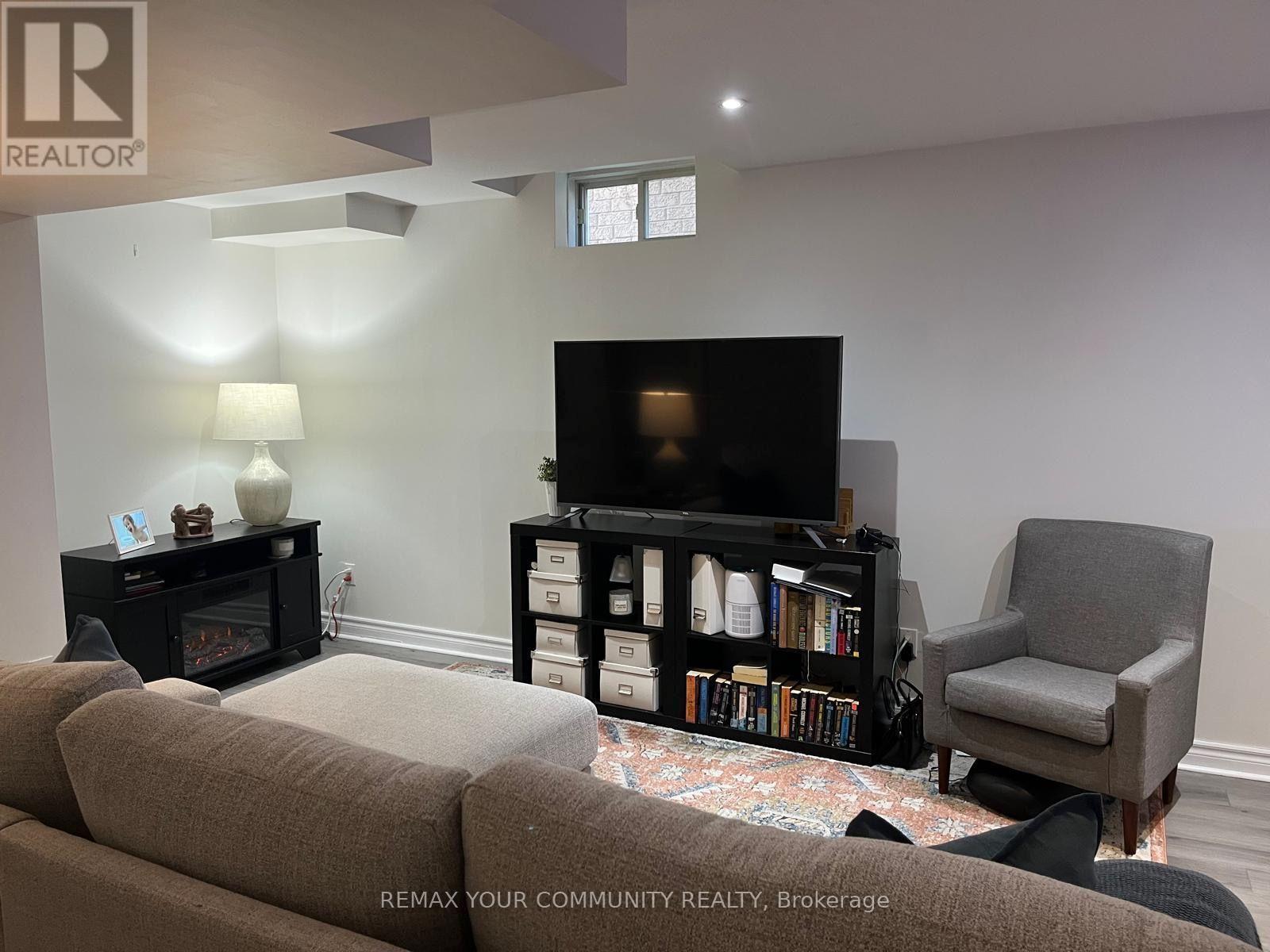 375 Woodfern Way South, Newmarket (Woodland Hill), Ontario, L3X2X7, Newmarket (Woodland Hill), Ontario — photo 3 of 5