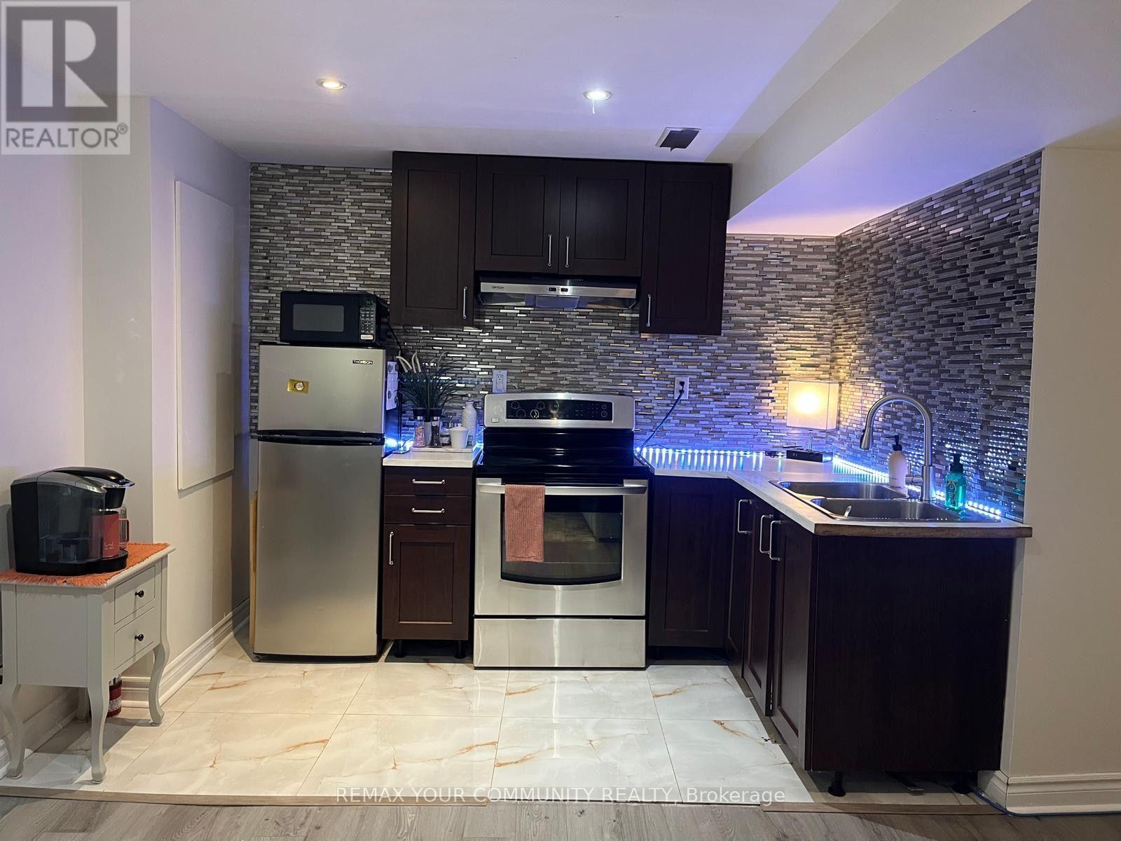 375 Woodfern Way South, Newmarket (Woodland Hill), Ontario, L3X2X7, Newmarket (Woodland Hill), Ontario — photo 4 of 5
