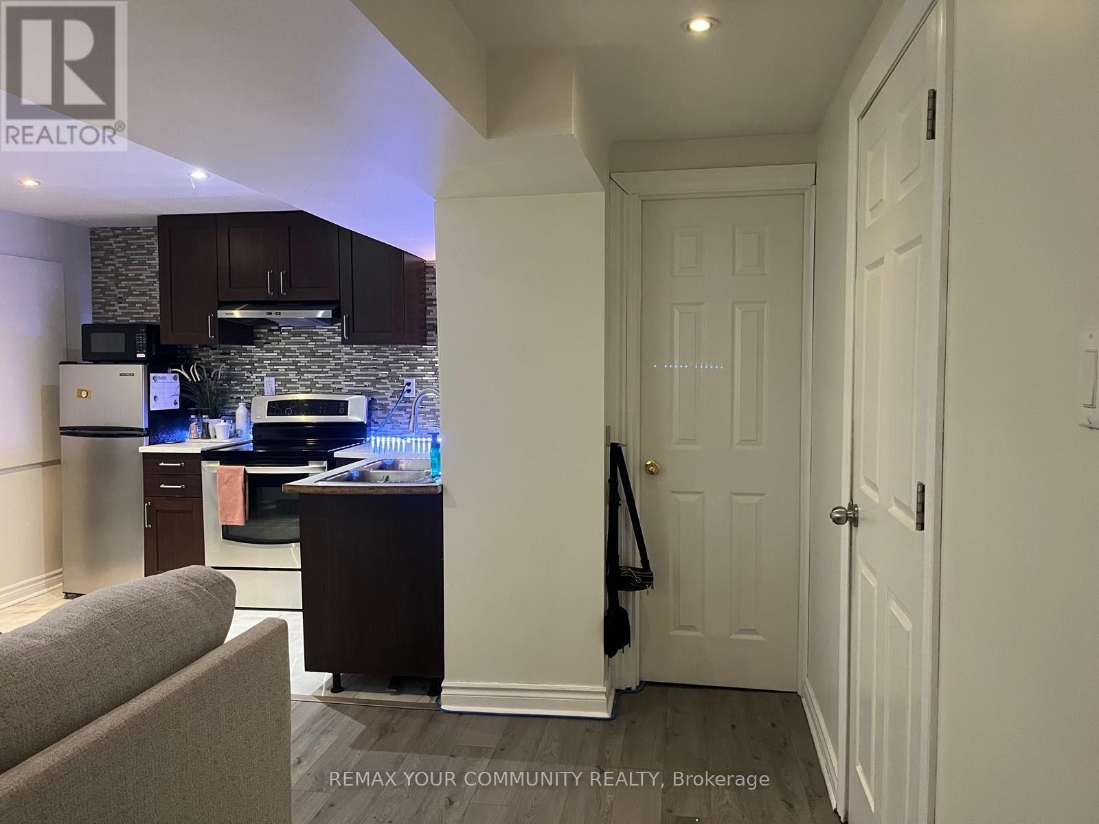375 Woodfern Way South, Newmarket (Woodland Hill), Ontario, L3X2X7, Newmarket (Woodland Hill), Ontario — photo 5 of 5