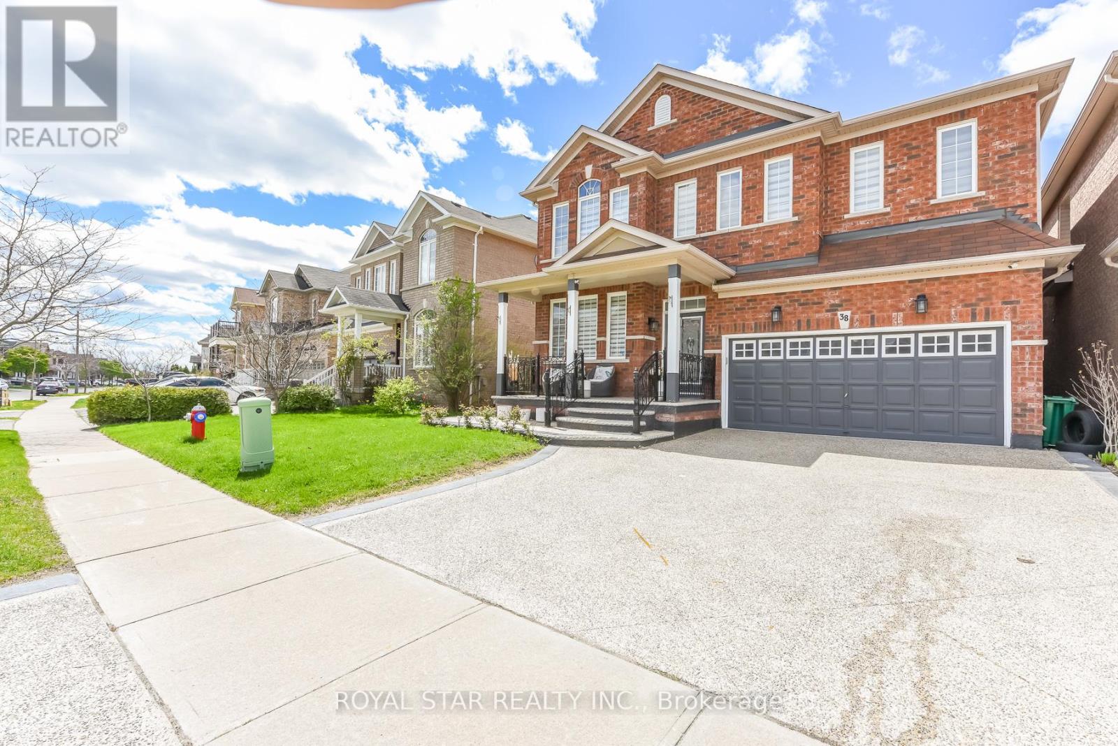 38 Robitaille Drive, Brampton (Sandringham-Wellington), Ontario, L6R0H6, Brampton (Sandringham-Wellington), Ontario — photo 2 of 5