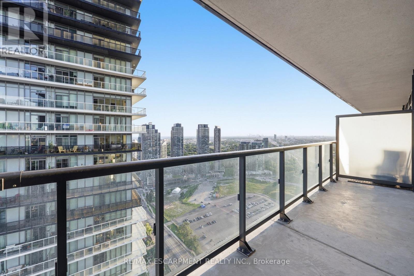#3906 38 ANNIE CRAIG DRIVE - 19